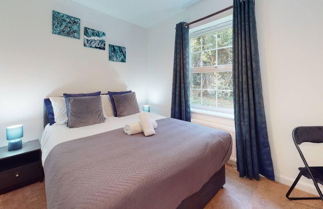 Stunning 2-bed Apartment in Grays - Photo 3