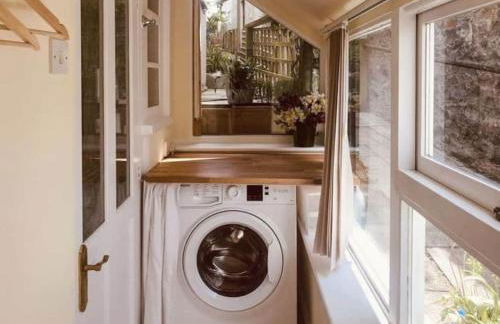 Lyme Clifftop Hideaway - Photo 21