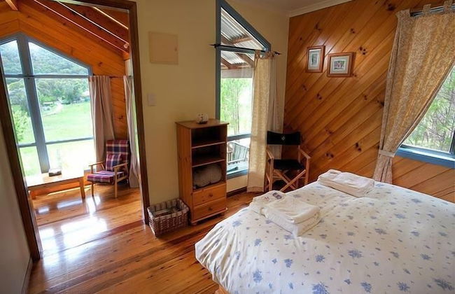 Wisteria Cottage and Cabins - Photo 8