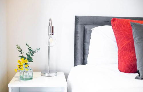 Bright Riverside 2 Bed Haven with Balcony - Modern Comfort in Battersea - Foto 10