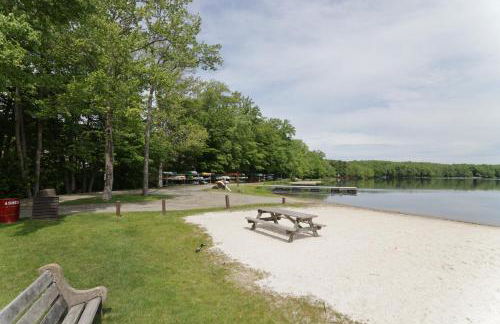 Serene Escape at Big Bass Lake & Pool Access - Foto 70