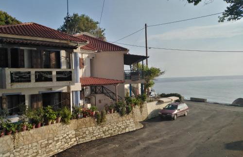 Kamari Beach guest house - Photo 4