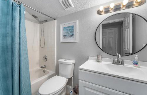 4BR w Heated Pool near Disney & Lake - Sleeps 10 - Foto 35