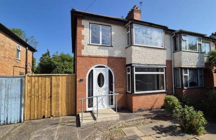 Stylish 4BR House, Sleeps 7, High-Speed Wi-Fi, Long Stay Friendly - Foto 28