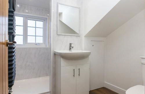 Gloucester-Beautiful 4 Bedroom Cottage-Sleeps 8-Free Parking-Fast Wi-Fi-Work or Leisure - Foto 27