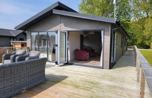 Luxury 2-Bed Lodge in Routh Sleeps 4 with Hot Tub - Foto 2