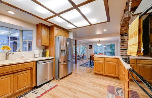 Spacious Grants Pass Home with Hot Tub and River Views - Foto 12