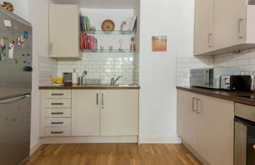 Spacious 2BR Flat Near Camden & Kings Cross Tube - Pass the Keys - Foto 15