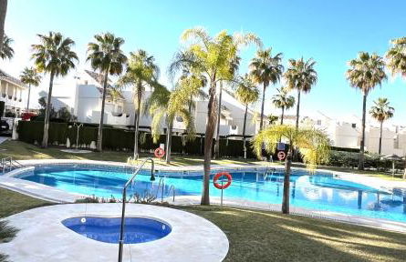 STYLISH TOWNHOUSE IN BEACHFRONT COMPLEX - Photo 3