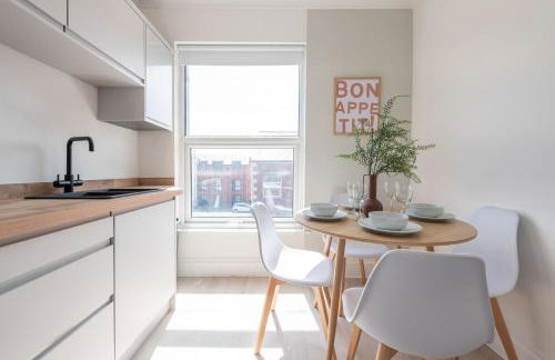 Stylish 2 Bedroom Flat Near Leeds Centre with Free Parking, Ideal for Contractors & Long Stays - NordStay - Foto 9