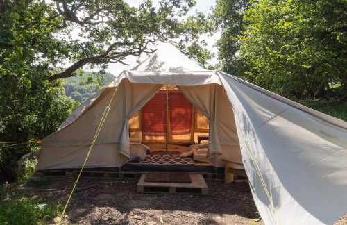 Wood Cabin & 4 Large Bell Tents - Hapus Hideaway - Foto 2