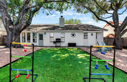 Charming & Bright W Lounging Pool and Hot Tub - Photo 88