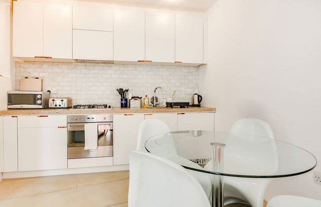 Stylish, Bright Apartment w/ Private Garden - Foto 11