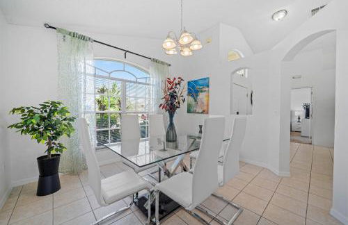 Stunning 4-bedroom Villa w/ Pool - Close to Disney Parks and Gulf Courses! - Photo 17