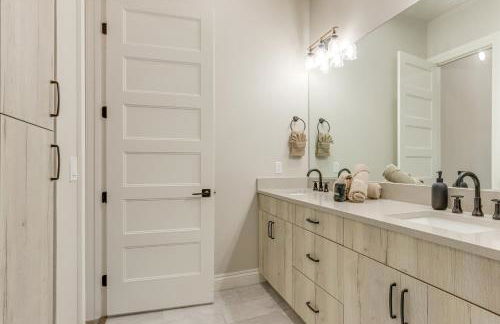 Game Room and Hot Tub! Lakefront Monkey Island Haven - Foto 33