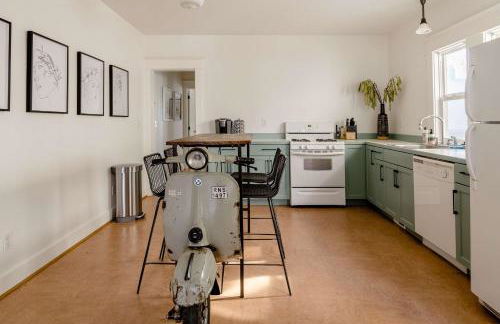 Hipster Vibe Apartment - Food Carts & Live Music - Photo 12