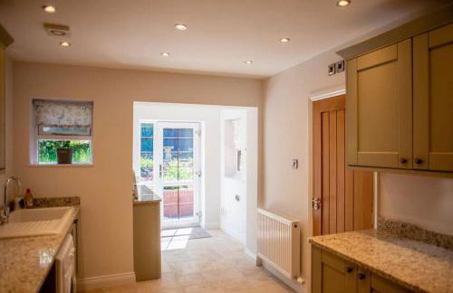 Country Crabtree Bungalow with large wild garden - Photo 28