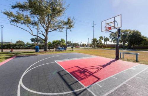 Enjoy mini golf, arcade games, and pools with Family in 2BD Orlando condo - Foto 61