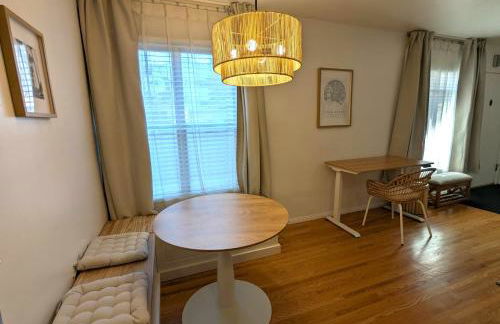 Boho 1-Bedroom BEACH Condo with Mid Size Parking, AC & Laundry - Walk 10min to BEACH! - Foto 13