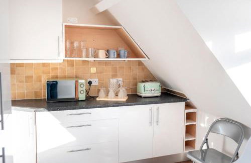 BOHO BEACH HOUSE- SLEEPS 8- 2 MIN DRIVE FROM BOSCOMBE PIER- SUPERFAST WiFi- FLAT SCREEN SMART TV- FREE ON STREET PARKING! - Photo 9