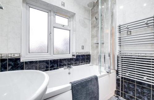 NEW 4 Beds Huge Driveway for LWBs Group Base Willenhall Bilston Junction 10 M6 A454 Keyway Junction A463- Wolverhampton Walsall--Bloxwich - I54 Business Park-Molineux Stadium - BY Samina - ARZ Stays - Regular Work & Long Stays Available - Foto 21