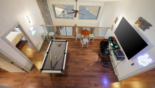 Luxurious Poconos Retreat - Hot Tub, Sauna, Games - Foto 4, Game Room