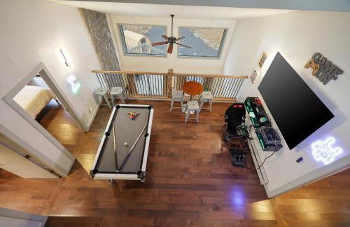 Luxurious Poconos Retreat - Hot Tub, Sauna, Games - Foto 4