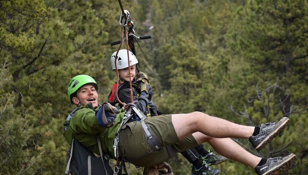 Glissez sur les tyroliennes