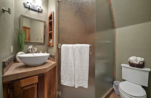 Ski-In Ski-Out Schweitzer Winter Chalet with Hot Tub - Foto 26