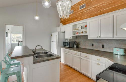 Steps to Sea! Crystal Beach Home with Furnished Deck - Foto 10