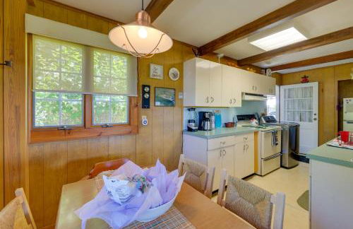 Deck with Water View Coastal Escape Near P-Town! - Foto 14