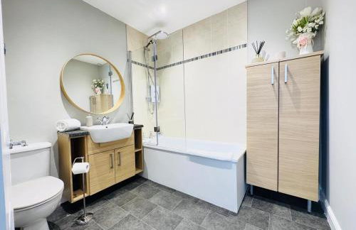 Top Floor Getaway with Cozy Canopy Bed - Foto 3