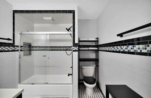 Hot tub- 80's Arcade- Pool table- Historic Downtown- 7 car parking - Foto 45