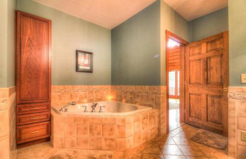 Most Luxury 7000 Sq ft Log Estate with Pool Hot Tub Sauna - Foto 53