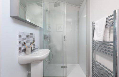 Buttercup Lodge - Relaxing hot tub and Parking - Foto 13