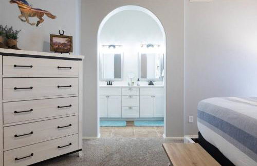 Cozy home with pool, fire table, BBQ, RV parking - Foto 20