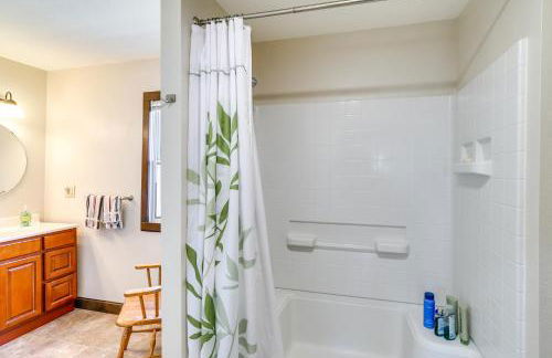 Riverfront Cabin Near Dtwn Pella with Game Room! - Foto 14