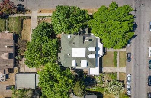 Historic Manor with 8 BDRMS 9 BATHS & 3 Kitchens - Foto 11