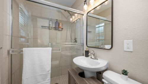 Stylish 1BR Home with Parking Near Zoo & Downtown - Foto 5