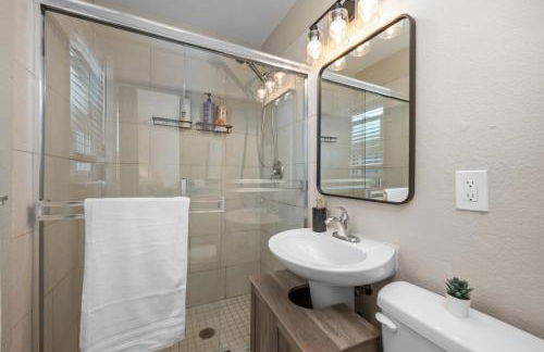 Stylish 1BR Home with Parking Near Zoo & Downtown - Foto 5