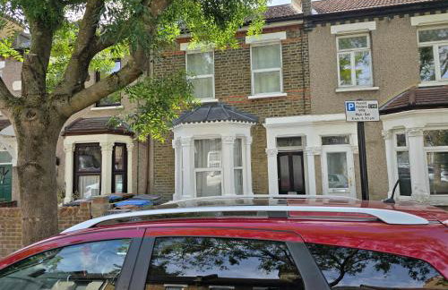 House - Sleeps 8 - Garden - Short Walk to Station - Foto 3