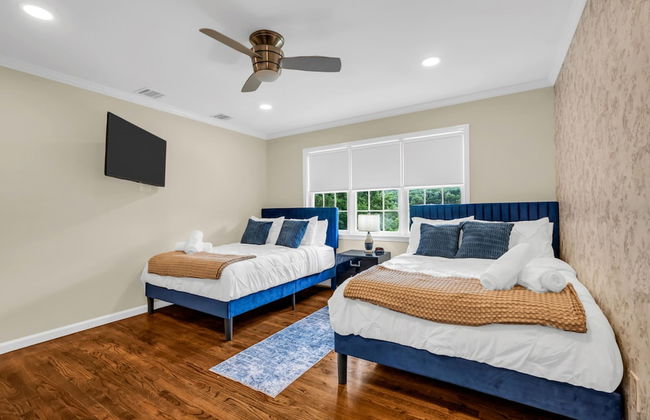 Family Retreat With Autumn Views and Fireplace - Photo 36