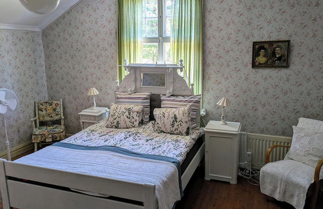 Bright and Spacious Living in Historic Building - Photo 5