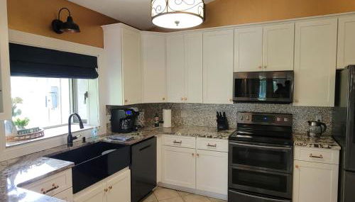 West-Side Retreat - Foto 3, stove, dishwasher, toaster