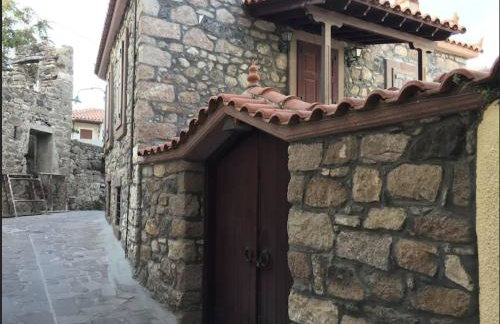 wood and stone in the path of lava - Foto 24