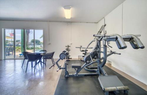 Waterfront Luxury w/ Heated Salt Pool & Golf Cart - Foto 13