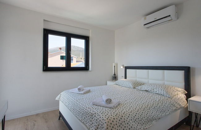 Dazzling Kaštel Novi Villa With Private Pool and Scenic Sea Views - Foto 8