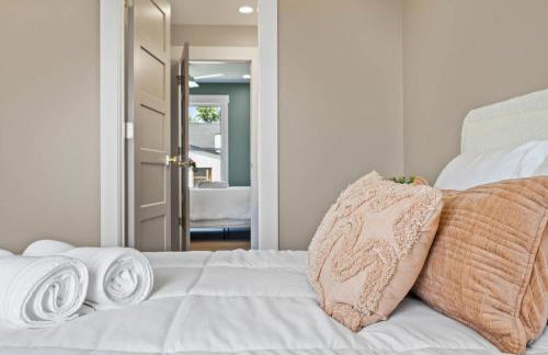 NEW Spacious Clarkson Getaway w Games & Yard - Foto 26