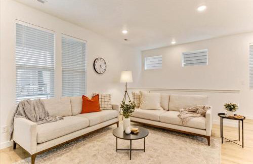 Modern 4BR Home Rooftop Patio Mountain Views - Foto 22