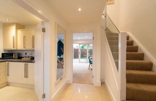 Perfect Getaway 3 Bedroom Home with Fast WiFi & Parking - Photo 28